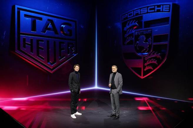 TAG Heuer泰格豪雅执行长Frederic Arnault(左)保时捷销售暨行销执行董事会成员Detlev von Platen同台揭晓首款联名腕表款。（图／泰格豪雅提供）