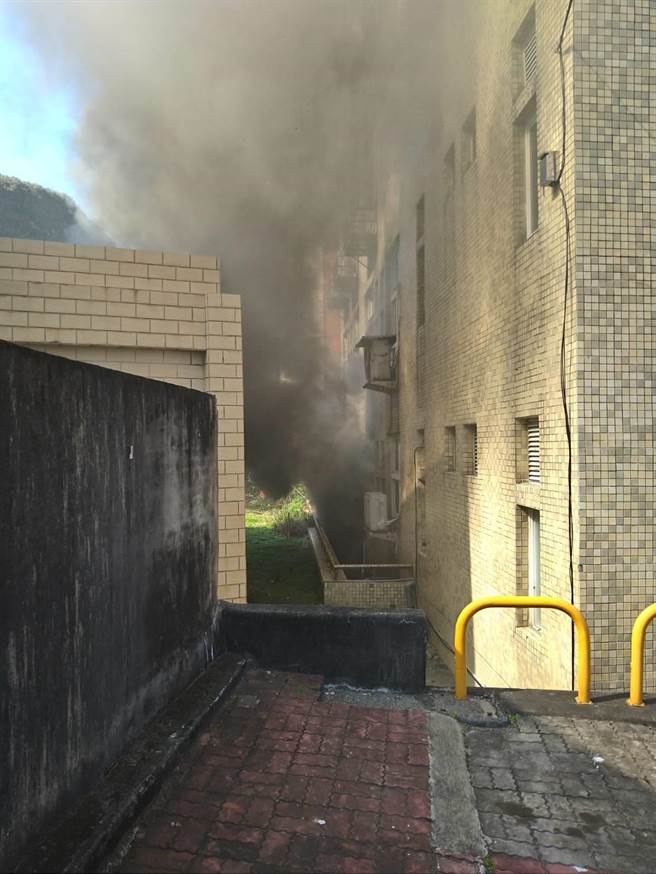 基隆海大傳火警 地下室不斷發出爆裂聲響。（基隆市消防局提供／吳康瑋基隆傳真）