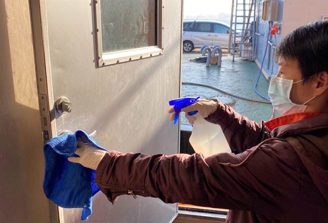 台中港出現首例境外移入確診個案，港務分公司派員加強消毒。（台中港務分公司提供／王文吉台中傳真）