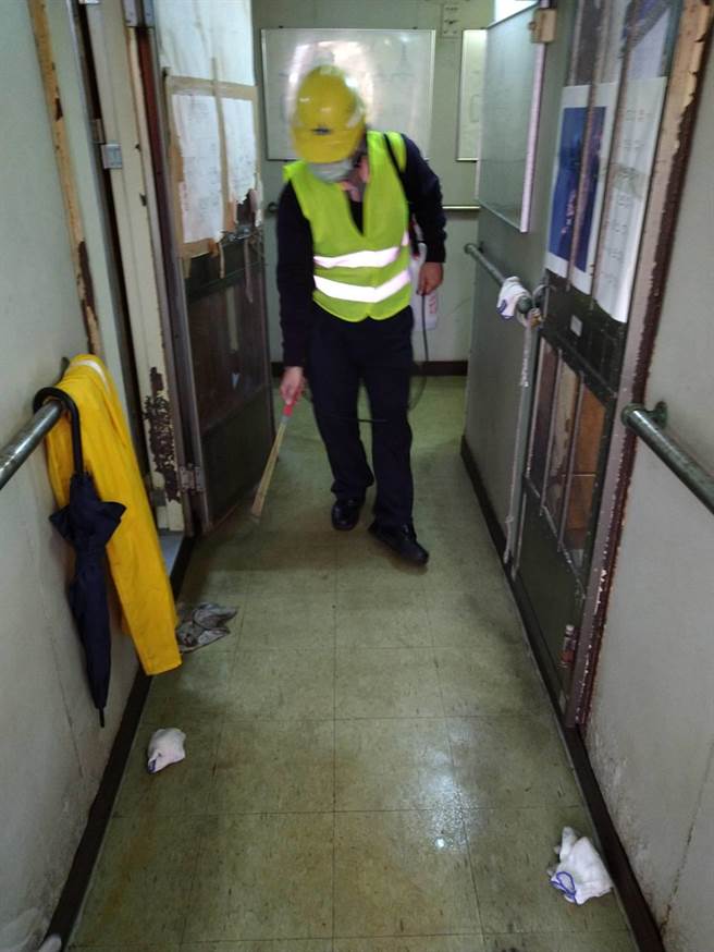 台中港出現首例境外移入確診個案，港務分公司派員加強消毒。（台中港務分公司提供／王文吉台中傳真）