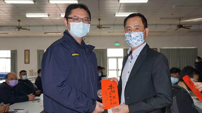 警友会佳里办事处主任周文雄（右）致赠加菜金，佳里所长陈建宏代表领取。（读者提供／刘秀芬台南传真）