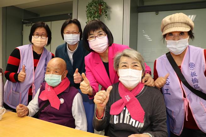 财团法人私立力丽社会福利慈善事业基金会卢秀卿执行长（后排左2）和张锦丽局长。（许哲瑗摄）