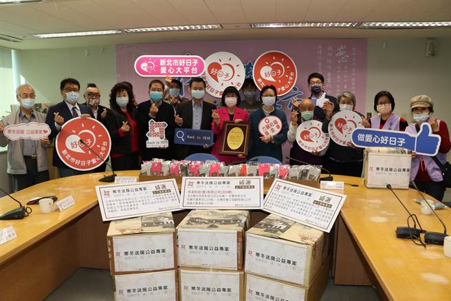 力丽社福基金会响应爱心大平台 ，率赞助单位一起捐赠保暖巾2138条。（许哲瑗摄）