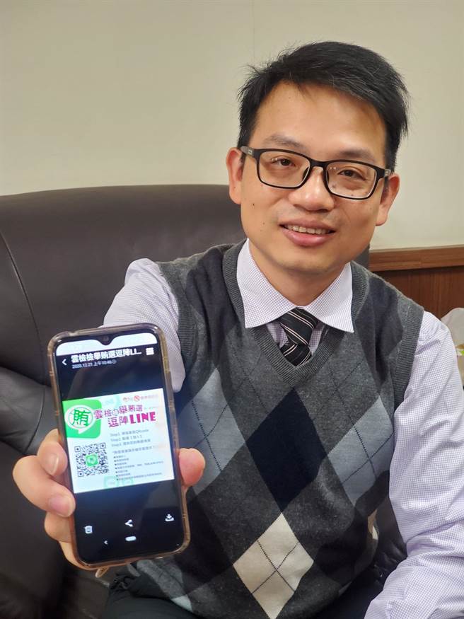 云林地检署主任检察官江金星示范手机加入云林地检署检举贿选逗阵LINE，ID是「@383trvqw」。（周丽兰摄）