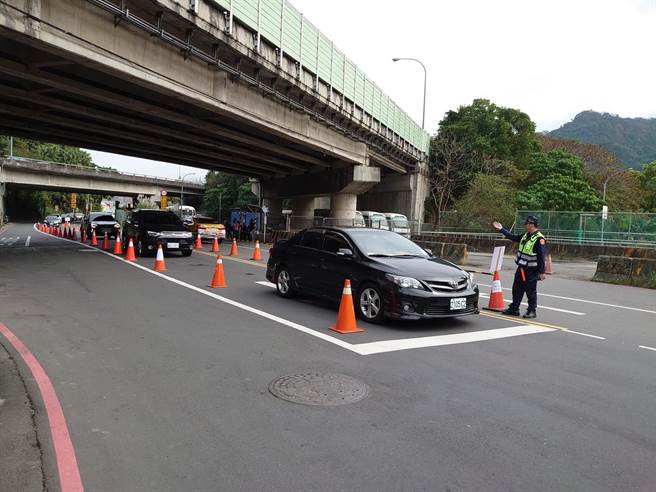 新北市中和警分局為讓民眾在春節期間返鄉、出遊、祈福及走春得以交通順暢，縝密規畫勤務並動員警力加強交通疏導，期使民眾能快樂平安順利過好年。（中和警分局提供）