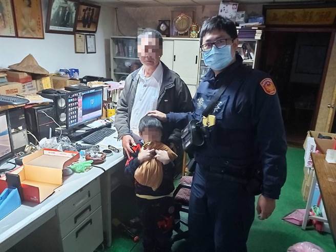 離家5年的老翁在巷口想偷塞紅包給孫，可疑舉止引起警察注意，意外促成一家團聚。（平鎮警分局提供／黃婉婷桃園傳真）