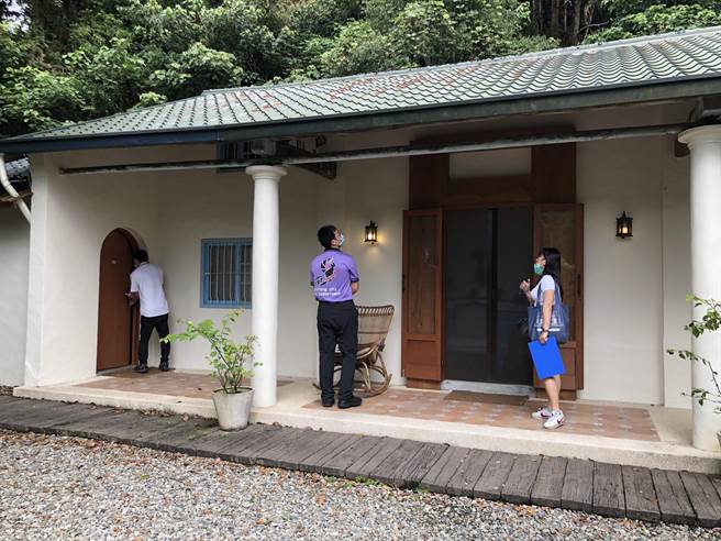 台中市政府相關單位組成民宿合法化輔導小組，逐一與業者面對面溝通了解原因及問題。（台中市觀旅局提供／王文吉台中傳真）