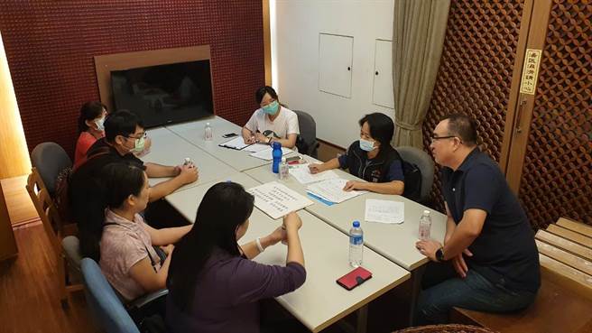 台中市政府相關單位組成民宿合法化輔導小組，逐一與業者面對面溝通了解原因及問題。（台中市觀旅局提供／王文吉台中傳真）