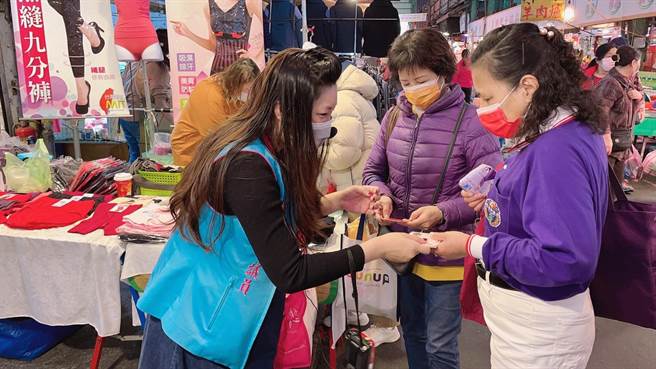 桃园市大湳市场因有确诊者足迹，买气受到衝击。桃园市议员朱珍瑶5日到市场发春联，也关心买气及后续消毒。（市议员朱珍瑶提供／赖佑维桃园传真）