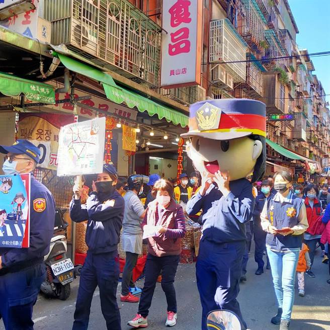 新北市中和警分局於轄內南勢捷運站及勝利市場遊街方式舉辦預防犯罪宣導。（中和警分局提供）