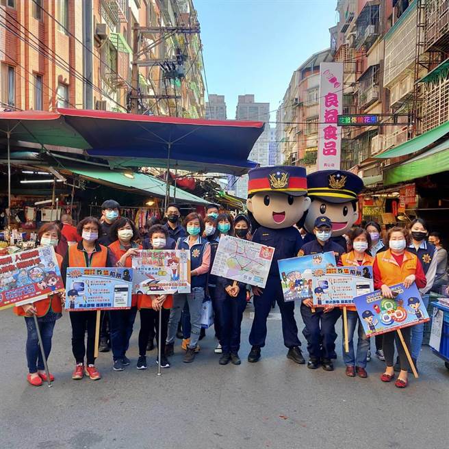 新北市中和警分局於轄內南勢捷運站及勝利市場遊街方式舉辦預防犯罪宣導。（中和警分局提供）