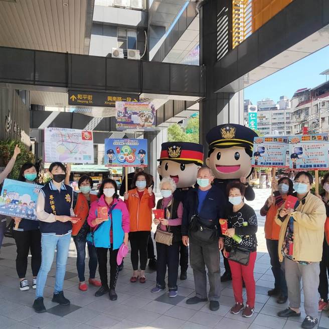 新北市中和警分局於轄內南勢捷運站及勝利市場遊街方式舉辦預防犯罪宣導。（中和警分局提供）