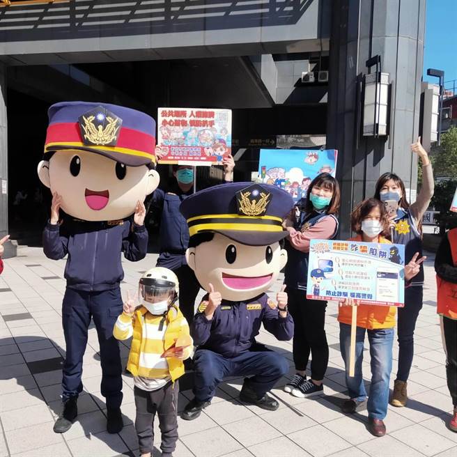 新北市中和警分局於轄內南勢捷運站及勝利市場遊街方式舉辦預防犯罪宣導。（中和警分局提供）