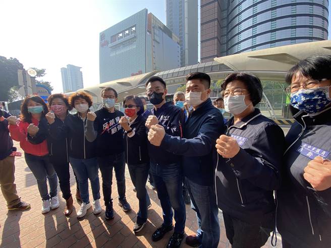 反莱猪公车以陈柏惟为「莱委」，32号反莱猪公车特别行经第二选区。（卢金足摄）