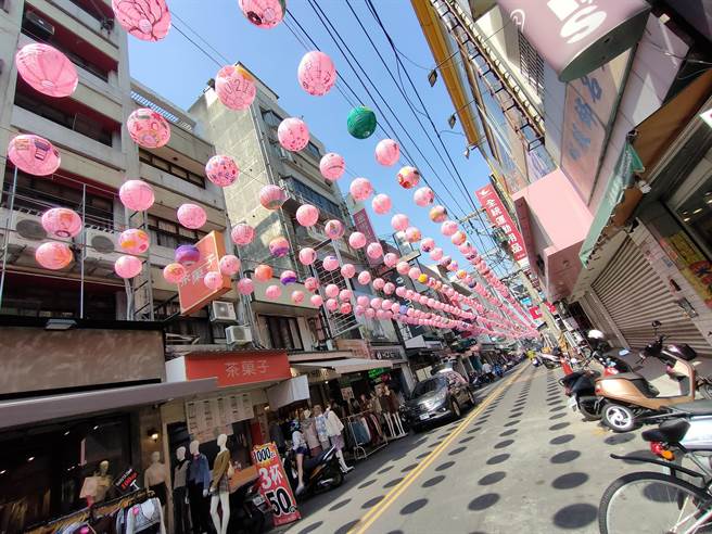 從員林火車站、到光明街、三民街、一直到中正路，串聯起號稱全台最長，綿延將近1公里的燈籠天幕。(吳建輝攝)
