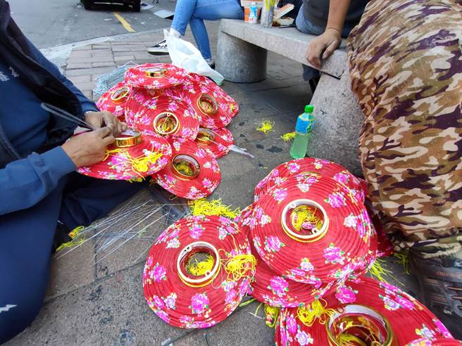 工作人員正如火如荼準備，要將所有燈飾吊在天空。(吳建輝攝)