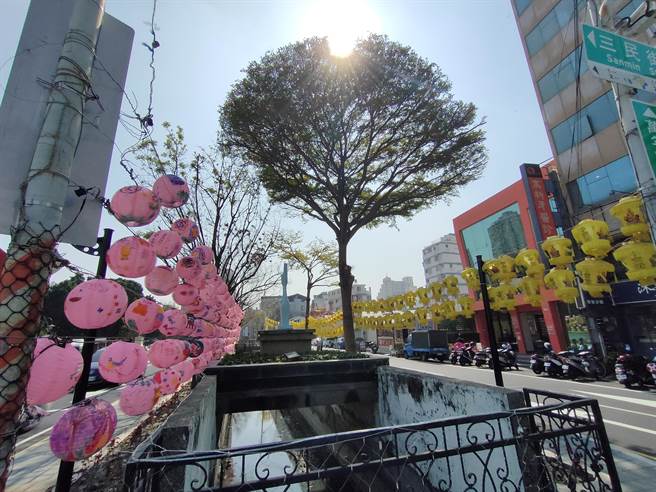 整個員林街到佈滿燈籠，讓市民沉浸在濃濃的元宵節氣息裡。(吳建輝攝)