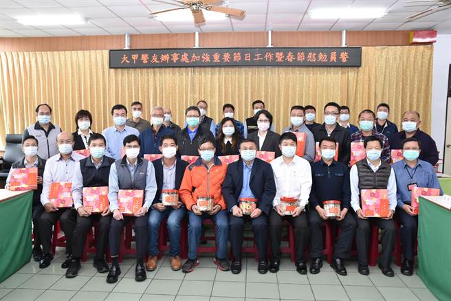 台中警察之友會大甲辦事處新任主任陳勝堅偕同辦事處副主任柯景騰前往大甲警分局致贈禮盒慰勞分局全體同仁。（大甲分局提供／王文吉台中傳真）