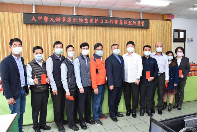 台中警察之友會大甲辦事處新任主任陳勝堅偕同辦事處副主任柯景騰前往大甲警分局致贈禮盒慰勞分局全體同仁。（大甲分局提供／王文吉台中傳真）