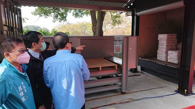 台南市長黃偉哲見證環保庫錢爐啟用。（程炳璋攝）
