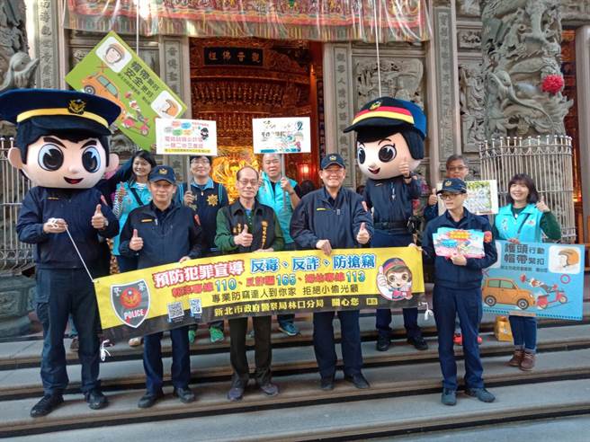林口警竹林山寺犯罪預防宣導，大頭警察娃娃超吸睛。(林口分局提供)