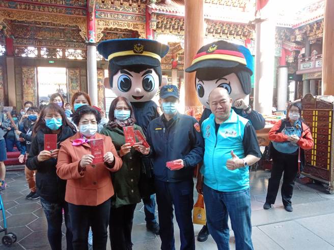 林口警竹林山寺犯罪預防宣導，大頭警察娃娃超吸睛。(林口分局提供)