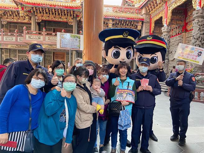 林口警竹林山寺犯罪預防宣導，大頭警察娃娃超吸睛。(林口分局提供)