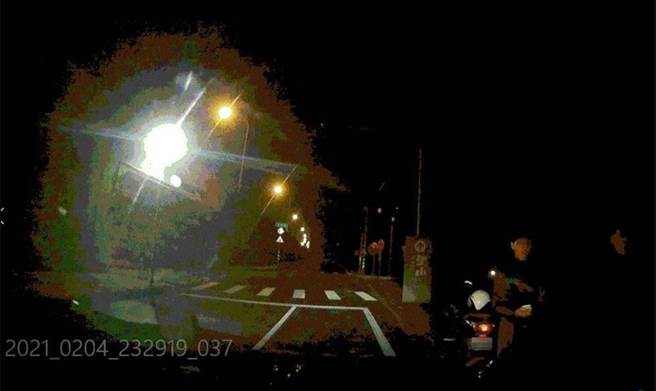 台中雾峰警分局万丰派出所副所长郑正昌、警员邱珈铭于4日22-24时执勤巡经中投东路与南仟巷口，发现纪氏兄弟彷徨站于路旁。（台中市雾峰分局提供／冯惠宜台中传真）