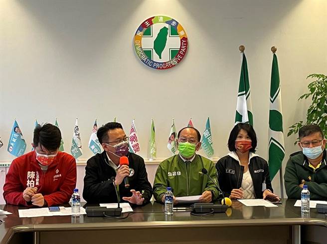 台中市議會民進黨團5日呼籲中央、地方盡速提出對策杜絕回捐，避免更多社工及服務對象權益受損。（盧金足攝） 