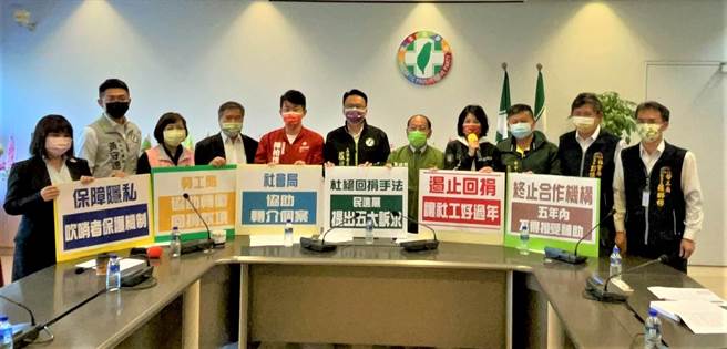 台中市議會民進黨團5日呼籲中央、地方盡速提出對策杜絕回捐，避免更多社工及服務對象權益受損。（盧金足攝）