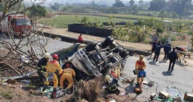 嘉义庐山桥附近上午发生一辆满载瓶装水货车翻覆意外，警消赶紧将受困的两人救出。（图／翻摄画面）