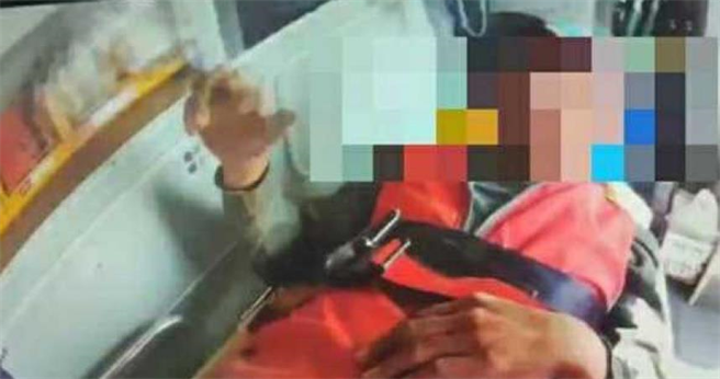 张男遭怪手辗过下半身，警消紧急将他送医。（图／翻摄画面）