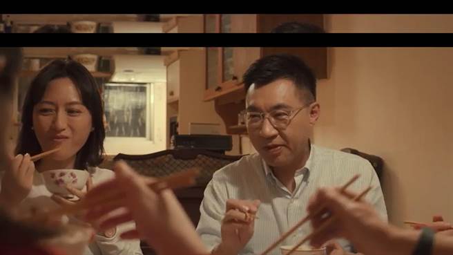 國民黨主席江啟臣今天公布新年祝福影片，太太劉姿伶也一同拍攝。（摘自江啟臣臉書）