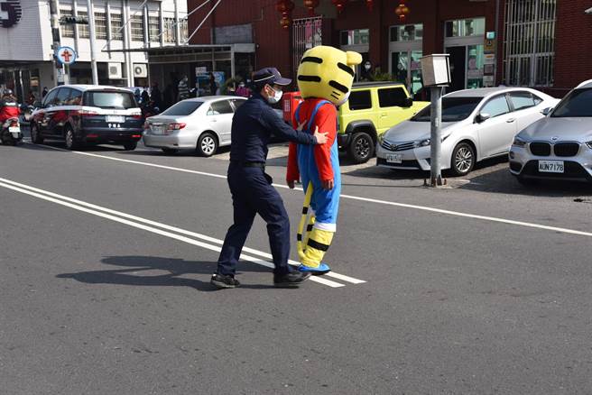 台南市警察局麻豆分局宣导交通安全，教巧虎正确过马路方式。（读者提供／刘秀芬台南传真）