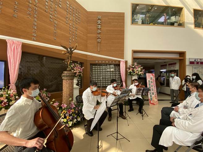 奇美医学中心器官捐赠纪念墙落成，「奇美医乐室内乐团」现场献艺。(曹婷婷摄)