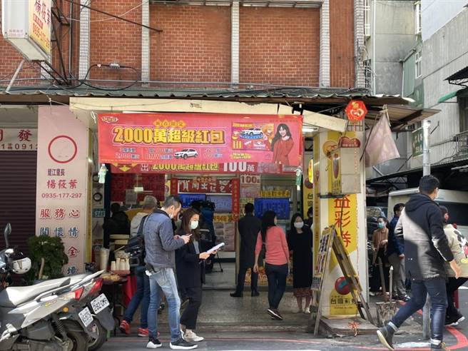 彩券行外有不少民眾及媒体围观，店家也施放鞭炮庆祝中奖。（李俊淇摄）
