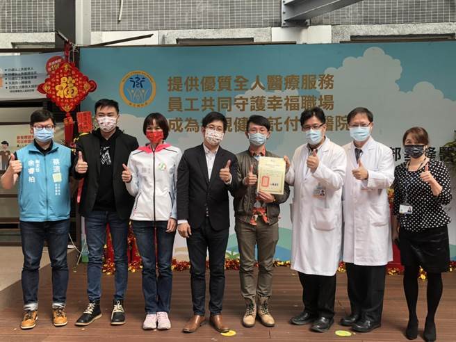 基隆醫院第1季攝影展揭幕　市府攝影官作品超吸睛。（基隆醫院提供／吳康瑋基隆傳真）