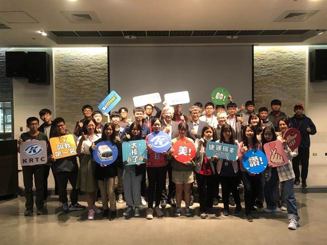 参加的学生与高雄捷运总经理张修齐(第二排右四)等人合影留念。图／高捷公司提供