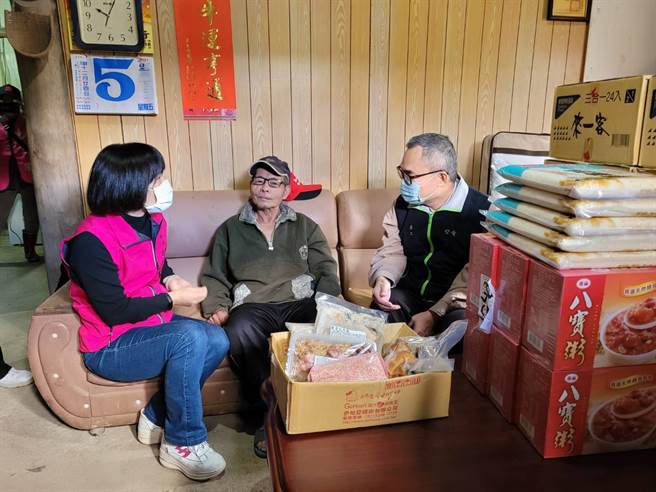台電台北南區營業處處長蔡志孟、坪林區長周慶珍今慰問獨居長者並致贈生活物資。（台電台北南區營業處提供）