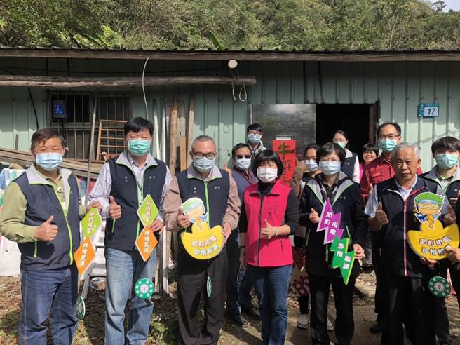 台電台北南區營業處處長蔡志孟、坪林區長周慶珍今慰問獨居長者並致贈生活物資。（台電台北南區營業處提供）