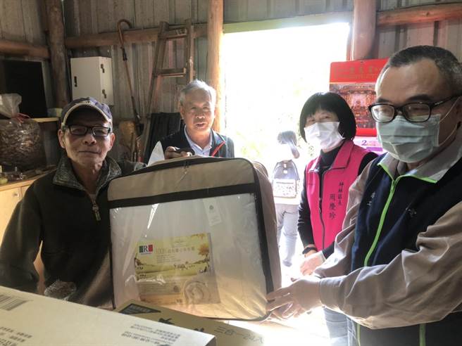 台電台北南區營業處處長蔡志孟、坪林區長周慶珍今慰問獨居長者並致贈生活物資。（台電台北南區營業處提供）