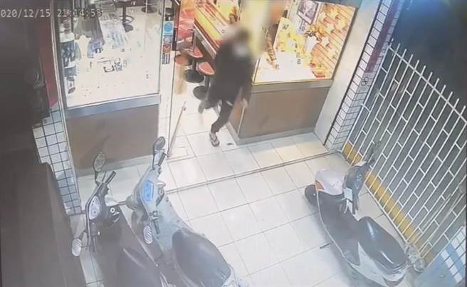 男子假借要幫妹妹挑結婚戒指，卻趁店家不注意時，搶奪店內的金飾後駕車逃逸。（高市警三民一分局提供／洪浩軒高雄傳真）