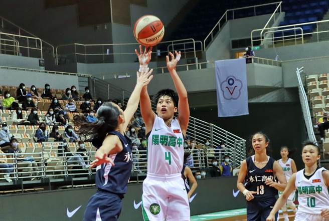 阳明高中后卫江子柔5日攻下25分，帮助阳明打破永仁的不败之身。(高中体总提供)