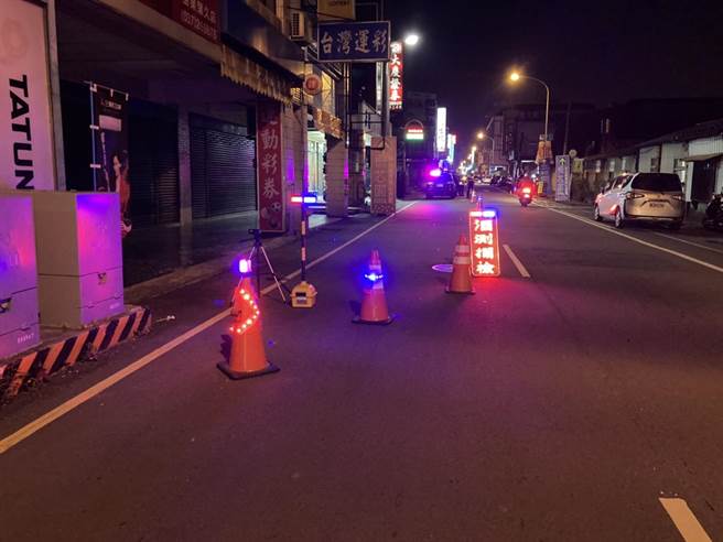 苗栗县警局採购5段式LED警示灯及三角锥LED导引方向警示套环，可明确告知用路人前方道路缩减，提醒用路人配合员警实施检测。（苗栗县警局提供／巫静婷苗栗传真）