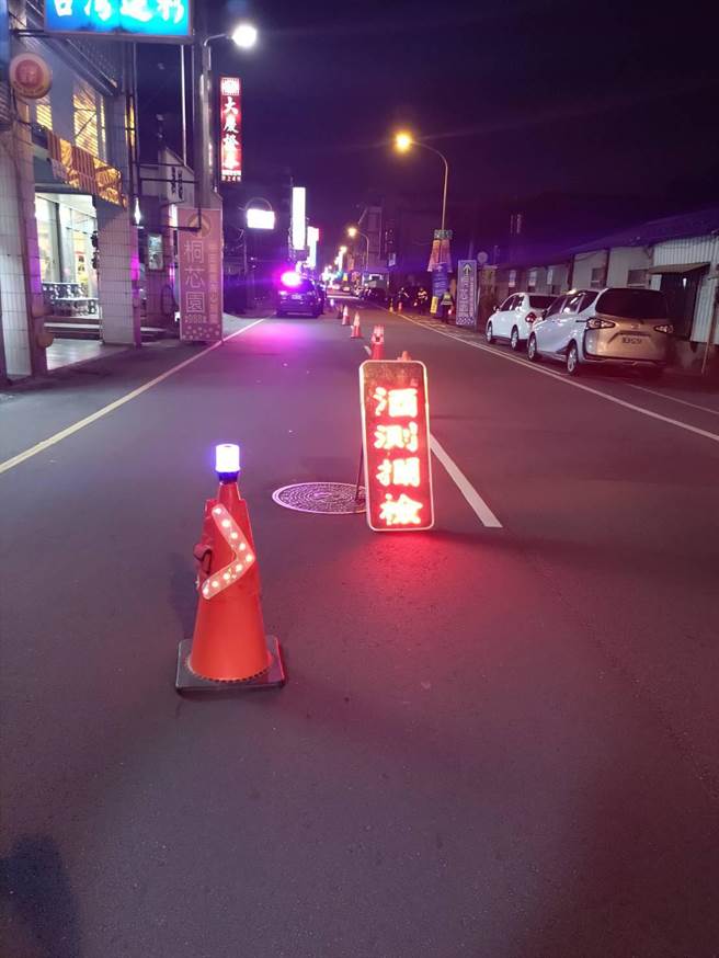 苗栗县警局採购5段式LED警示灯及三角锥LED导引方向警示套环，可明确告知用路人前方道路缩减，提醒用路人配合员警实施检测。（苗栗县警局提供／巫静婷苗栗传真）