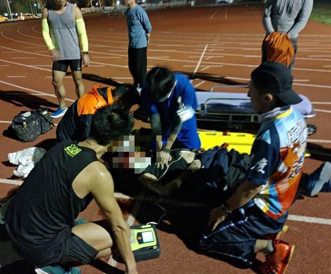 陈先生跑步事发当下的急救照片。（梧栖童医院提供）