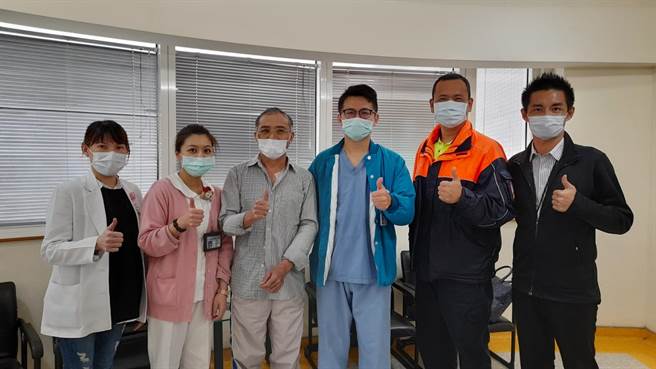 陈姓病人（左三）出院当日与医护合照。（梧栖童医院提供）