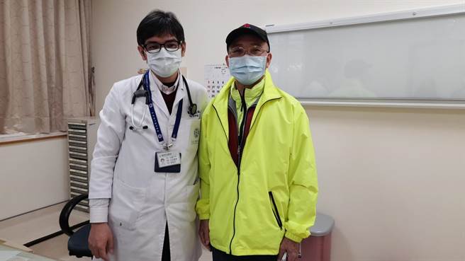 陈姓病人(右)回诊时与心臟内科刘志宗医师(左)合照。（梧栖童医院提供）