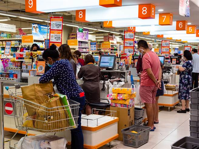 农历新年将至，新加坡一家超市业者引进台湾香肠、贡丸及冷冻渔产品，抢攻年货市场。(示意图/shutterstock)