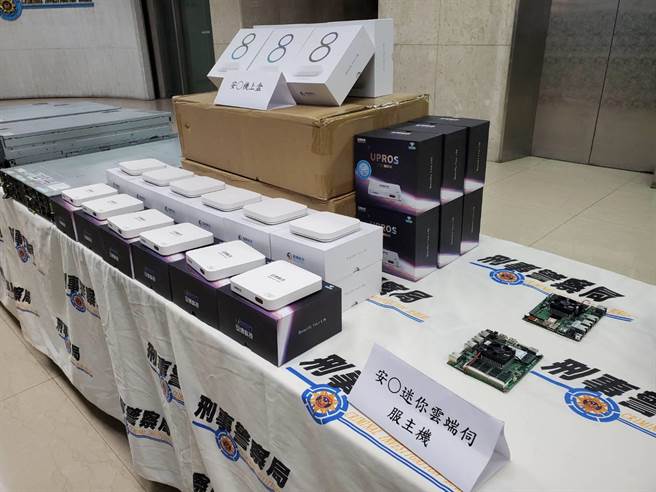 警方查獲非法機上盒778台、網路伺服器主機9台等贓證物。(林郁平攝)
